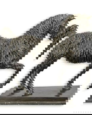 Cal la trap-statueta din bronz pe un soclu din marmura