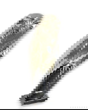 Bufnita-statueta din bronz pe un soclu din marmura