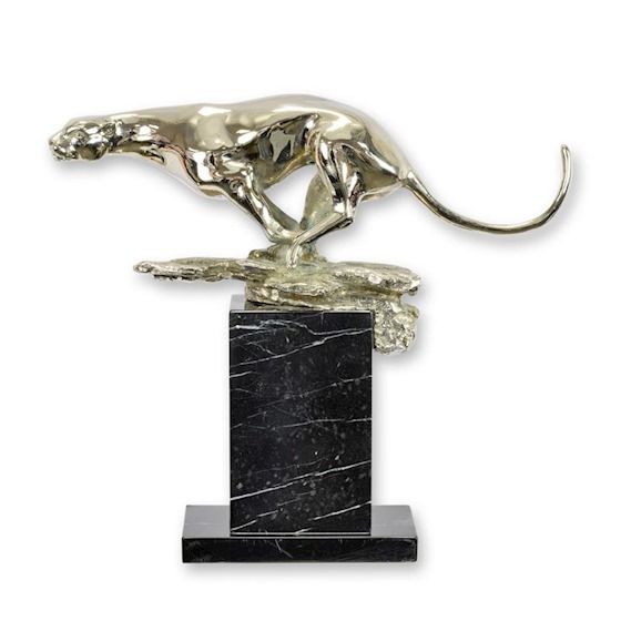 Jaguar alergand-statueta din bronz cu un soclu din marmura