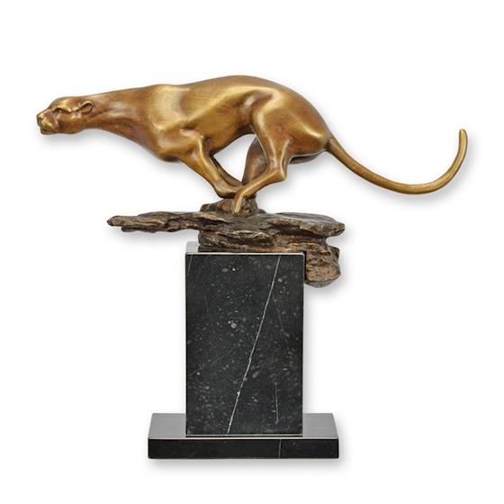 Jaguar alergand-statueta din bronz cu un soclu din marmura
