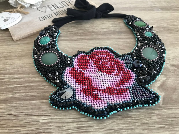 Colier fabulos statement "Red Rose"・Colier cu trandafir brodat・Colier la baza gatului