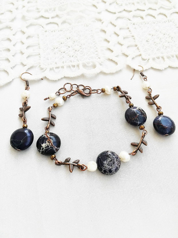 set regalit si perle bleumarin alb