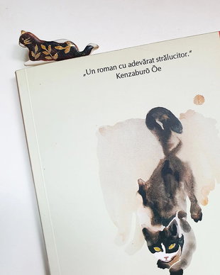 Brosa tip ac/semn de carte din portelan pictata manual - GUARDIAN CAT