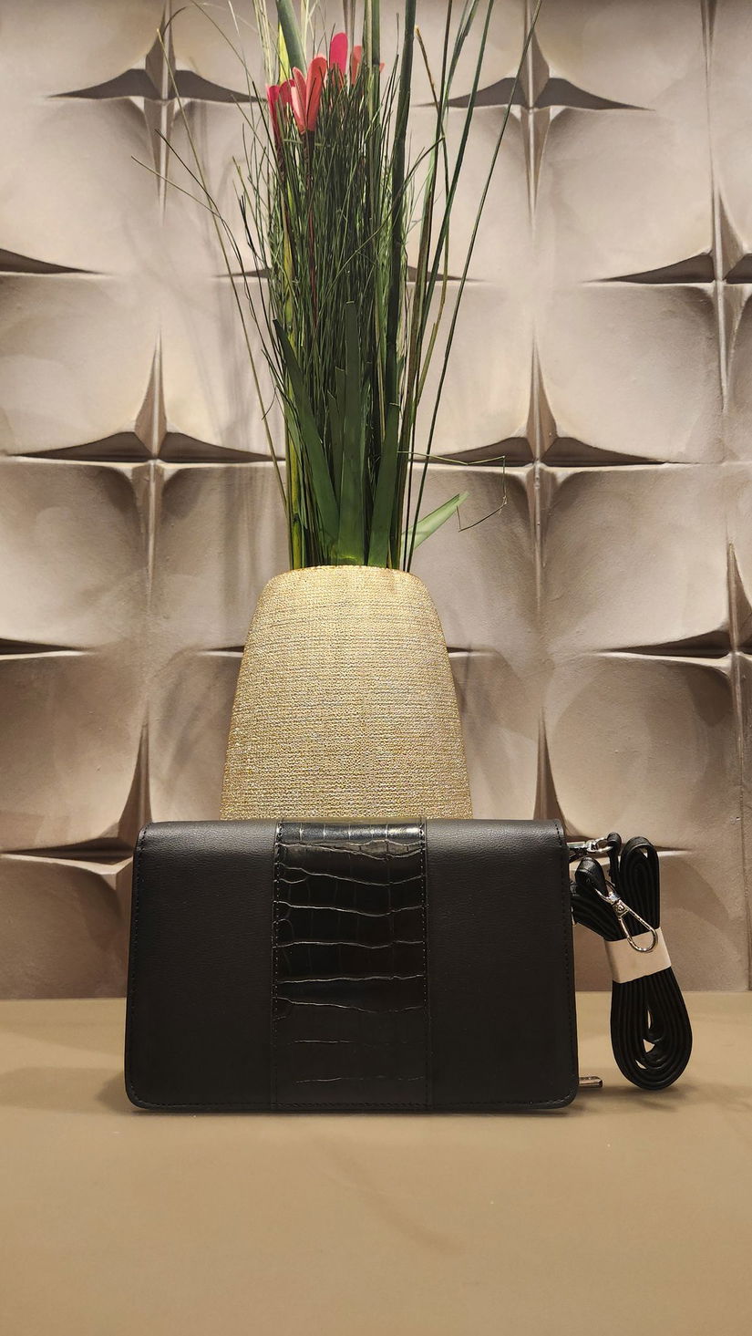 LGeantă crossbody neagra  nouă