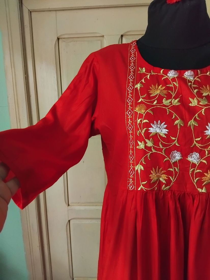 Rochie cu bust brodat