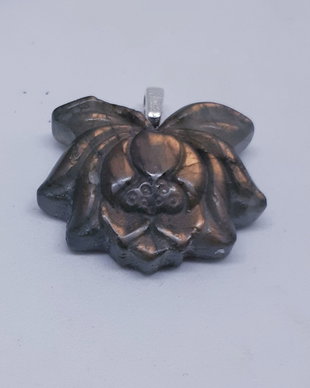 Pandantiv in forma de lotus din labradorit