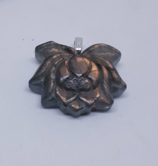 Pandantiv in forma de lotus din labradorit