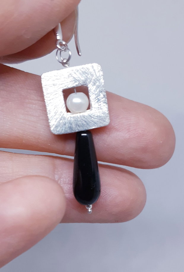 Cercei unicat, atarnatori, cu elemente de argint, perle naturale si lacrimi de lapis