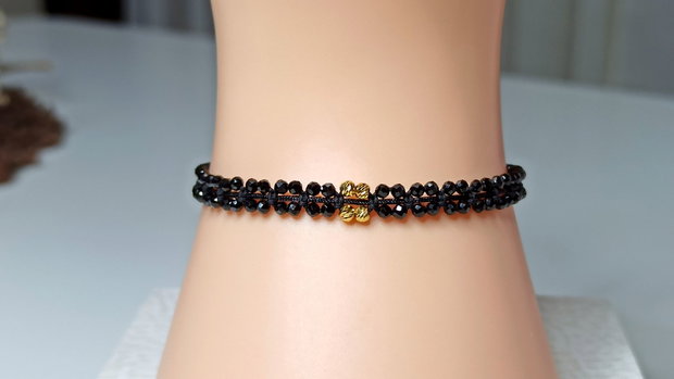 Brățară fină, delicată din pietre semiprețioase de Spinel negru și mărgeluțe din Aur 8K