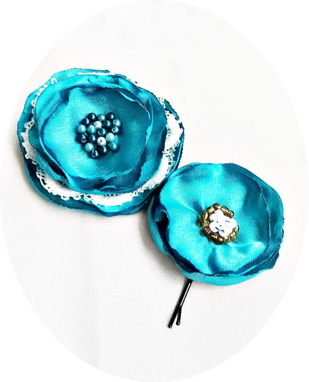 Set turcoaz satinat floral agrafa si brosa