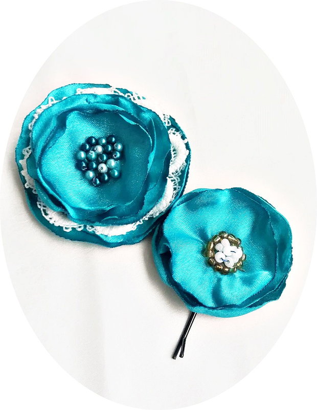 Set turcoaz satinat floral agrafa si brosa