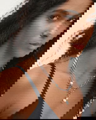 Answear Lab colier lucrat manual din argint placat cu aur și decorat cu o perlă de cultură