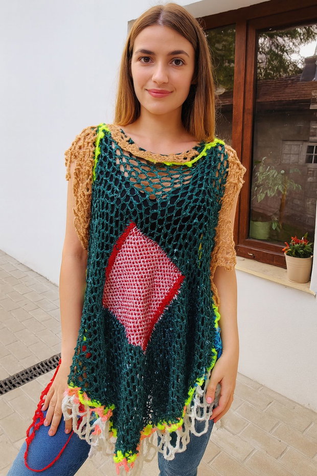 Bluza prezentată este un model unicat, realizat manual