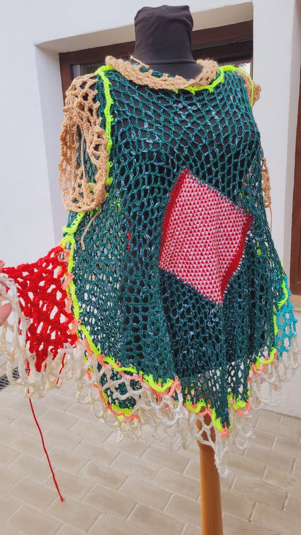 Bluza prezentată este un model unicat, realizat manual