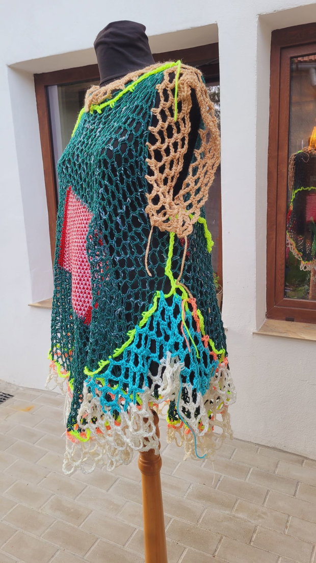 Bluza prezentată este un model unicat, realizat manual