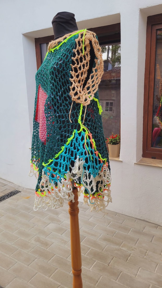 Bluza prezentată este un model unicat, realizat manual