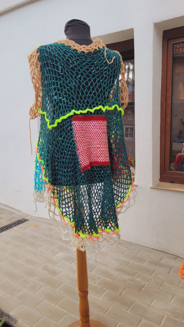 Bluza prezentată este un model unicat, realizat manual