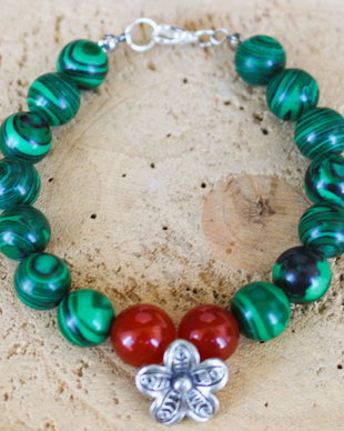 Bratara handmade din malachit si carneol cu charm din zamac argintat/bratara talisman