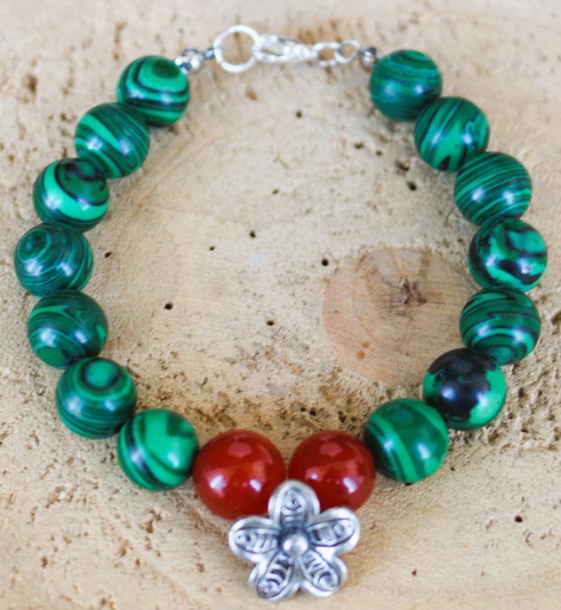 Bratara handmade din malachit si carneol cu charm din zamac argintat/bratara talisman