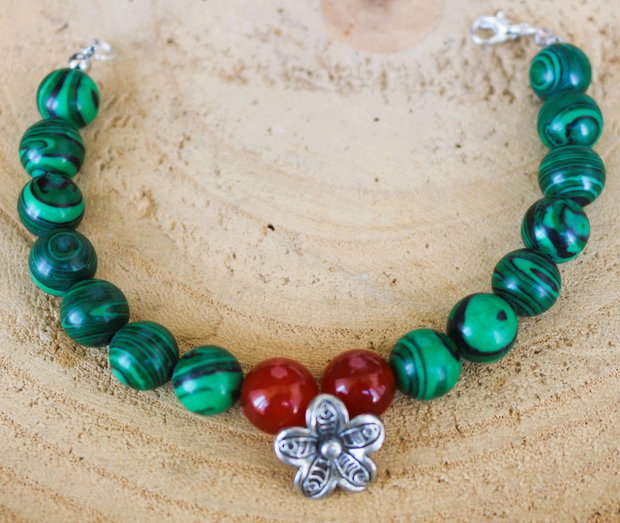 Bratara handmade din malachit si carneol cu charm din zamac argintat/bratara talisman
