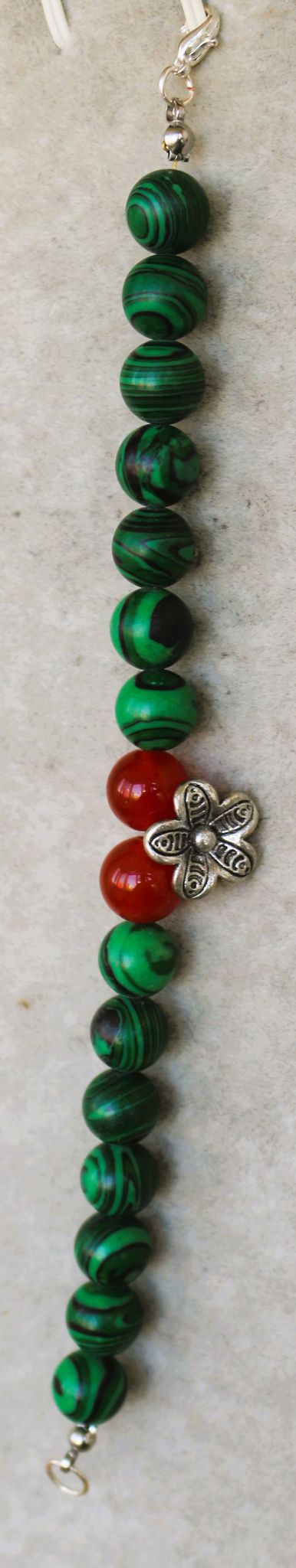 Bratara handmade din malachit si carneol cu charm din zamac argintat/bratara talisman