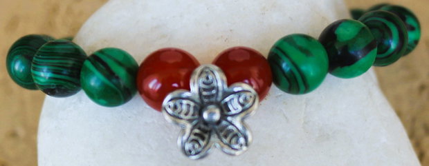 Bratara handmade din malachit si carneol cu charm din zamac argintat/bratara talisman