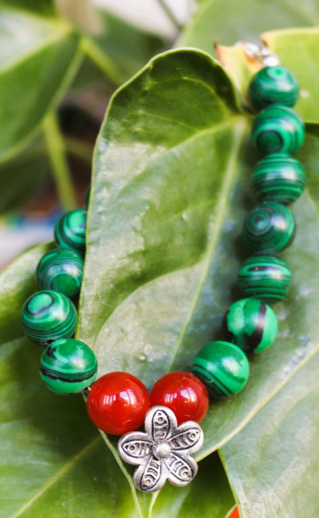 Bratara handmade din malachit si carneol cu charm din zamac argintat/bratara talisman