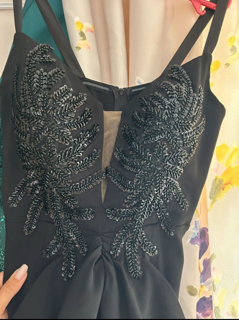 Rochie elegantă neagră