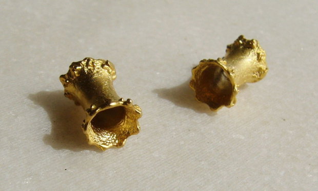(2 bucati) Tub din zamac aurit cu aur de 24 k aprox 11.5x5-8 mm