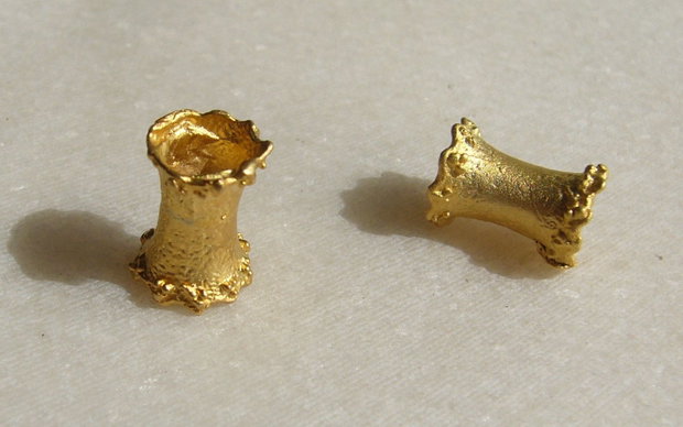 (2 bucati) Tub din zamac aurit cu aur de 24 k aprox 11.5x5-8 mm