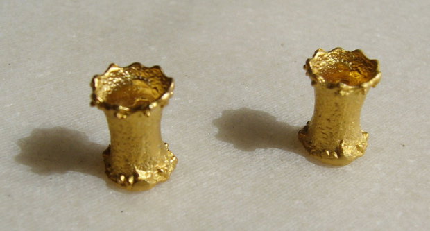 (2 bucati) Tub din zamac aurit cu aur de 24 k aprox 11.5x5-8 mm