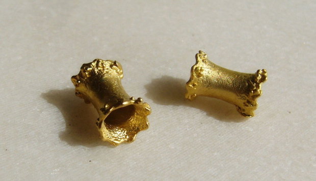 (2 bucati) Tub din zamac aurit cu aur de 24 k aprox 11.5x5-8 mm