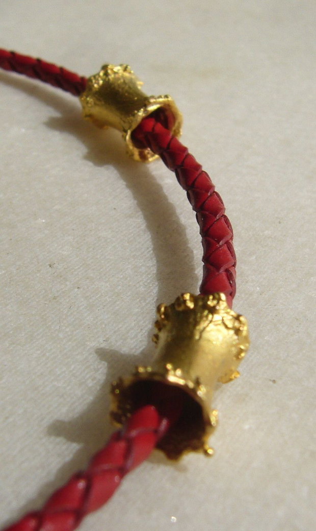 (2 bucati) Tub din zamac aurit cu aur de 24 k aprox 11.5x5-8 mm