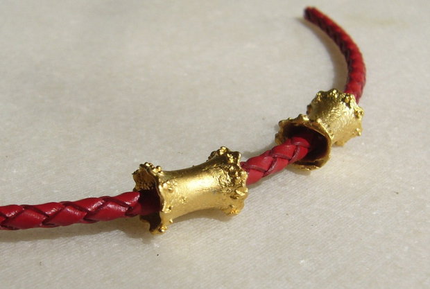 (2 bucati) Tub din zamac aurit cu aur de 24 k aprox 11.5x5-8 mm