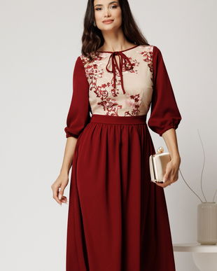 Rochie midi bordo din triplu voal in clos cu bust bej din dantela