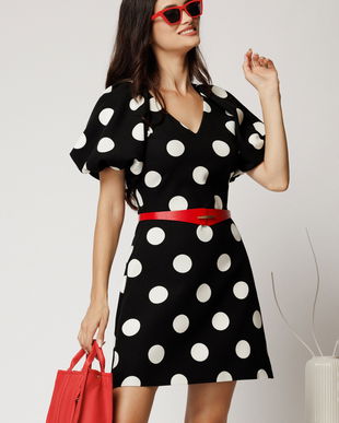 Rochie scurta neagra din stofa cu buline si curea in talie