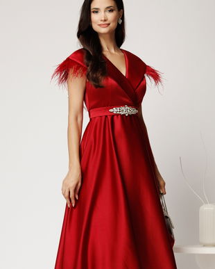 Rochie midi bordo din tafta cu pene la umeri si cordon in talie