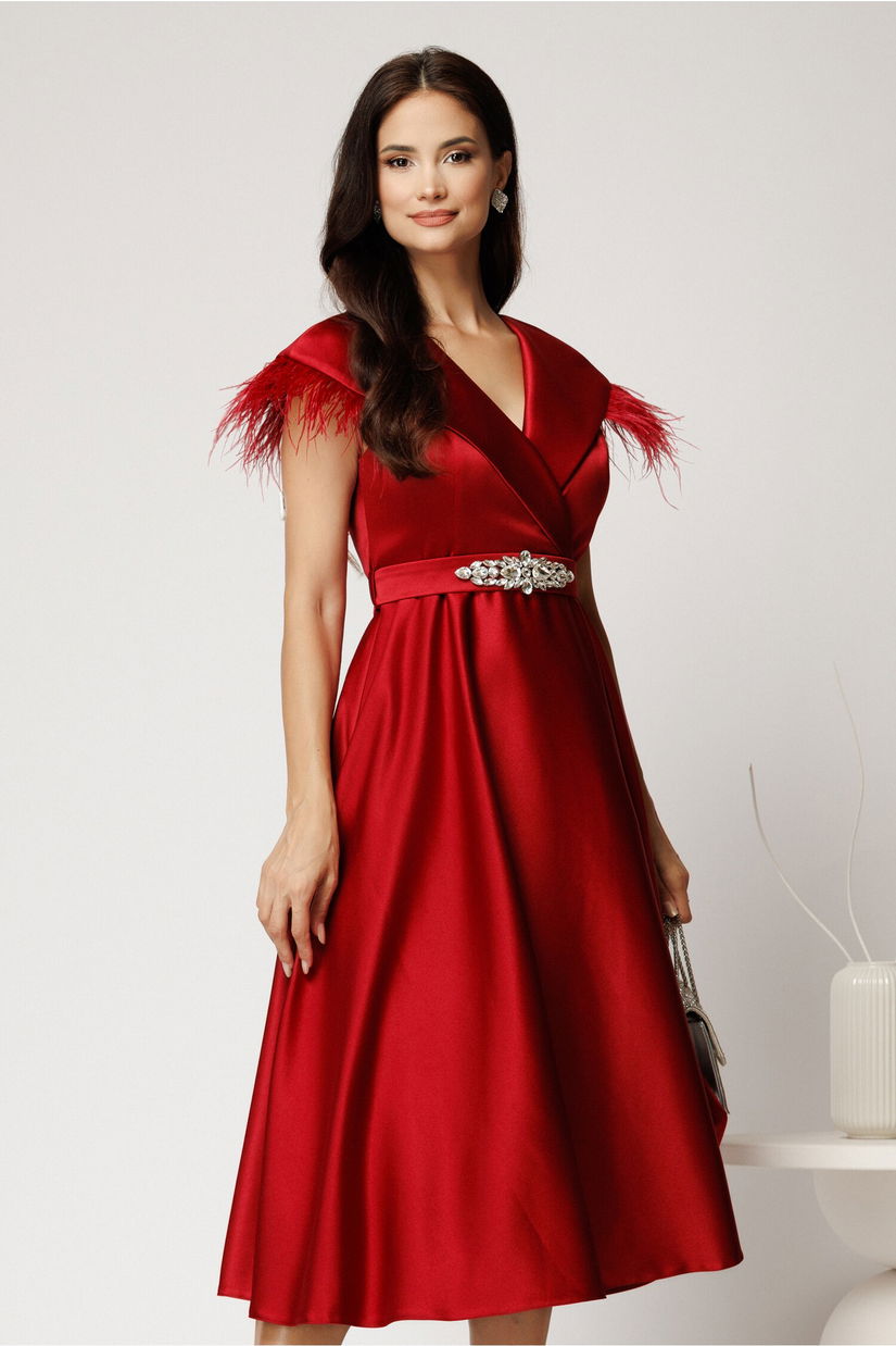 Rochie midi bordo din tafta cu pene la umeri si cordon in talie
