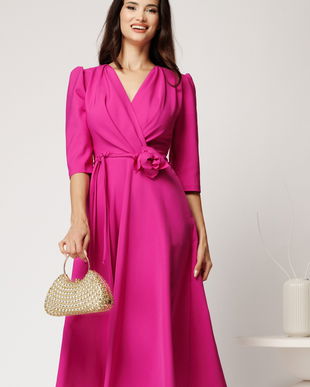 Rochie midi fucsia din stofa in clos cu floare in talie