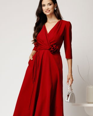 Rochie midi rosie din stofa in clos cu floare in talie