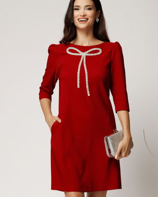 Rochie scurta bordo din stofa cu croi cambrat si funda din strasuri