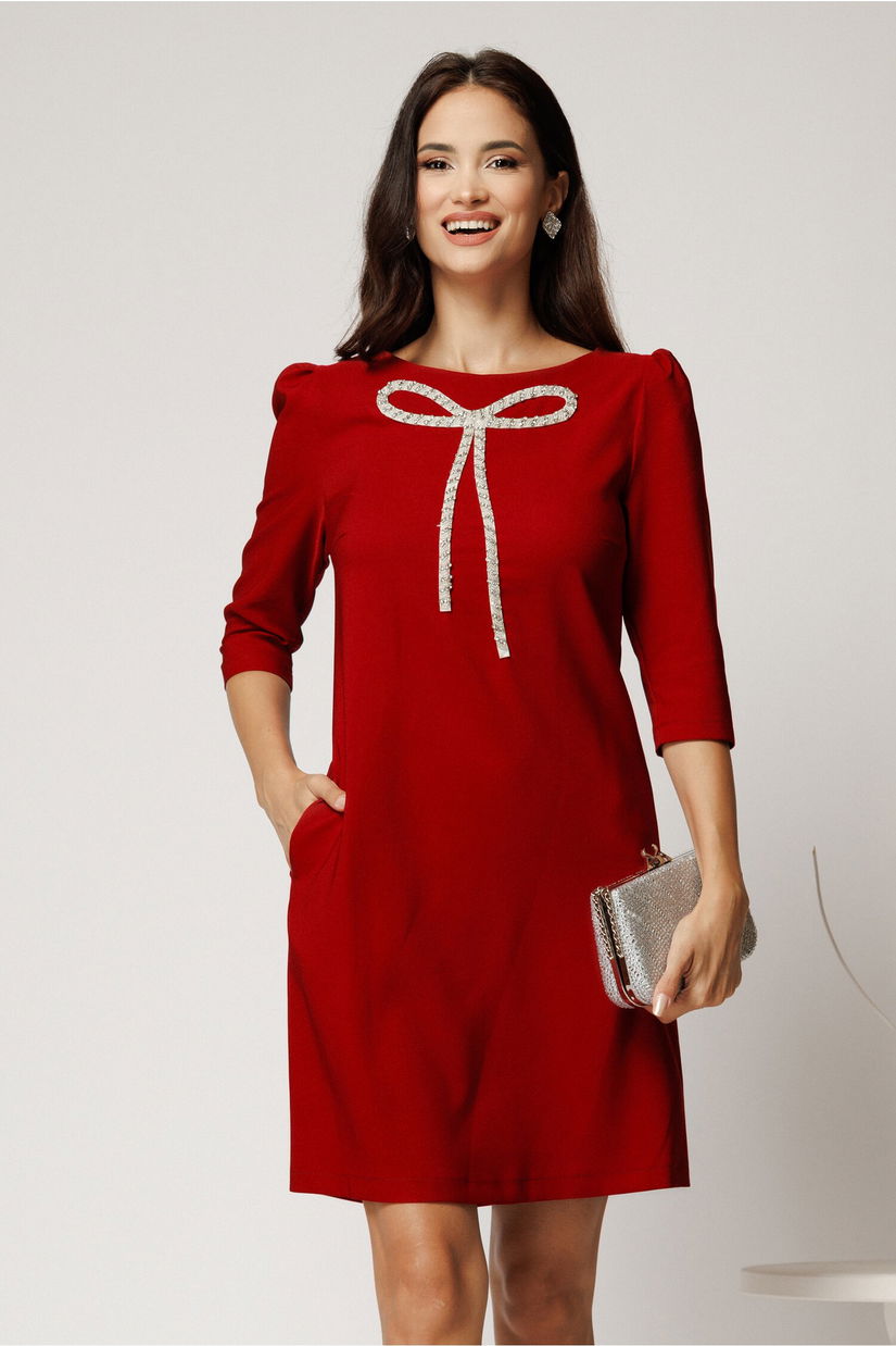 Rochie scurta bordo din stofa cu croi cambrat si funda din strasuri