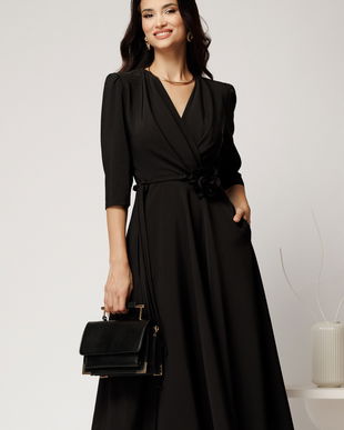 Rochie midi neagra din stofa in clos cu floare in talie