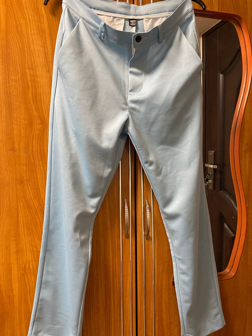 Vând costum bărbătesc