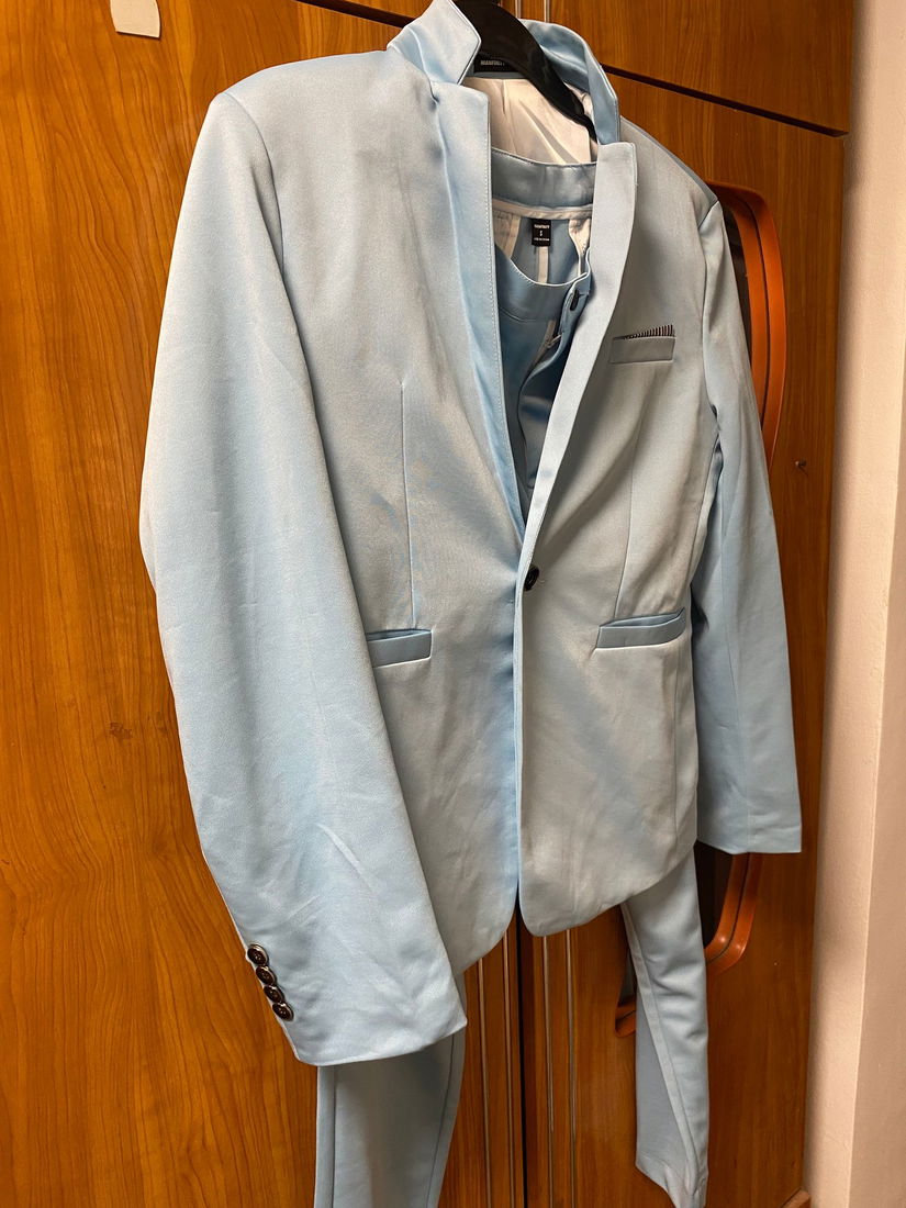 Vând costum bărbătesc