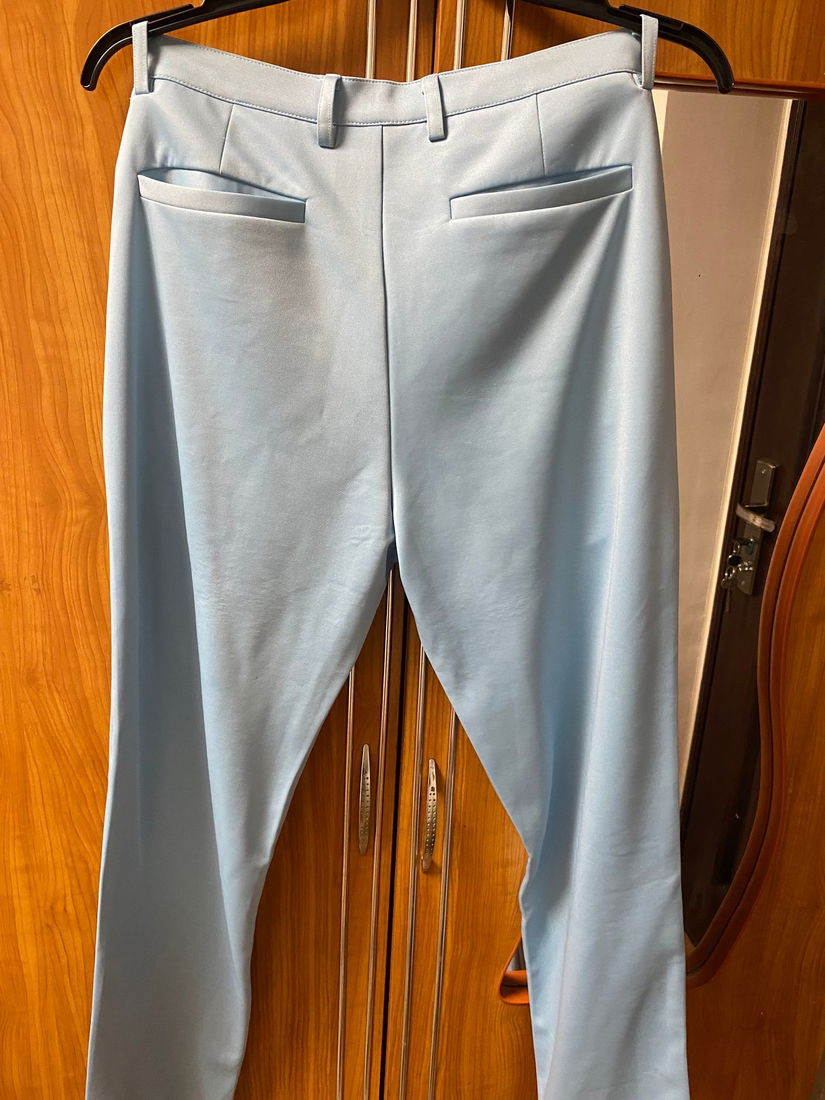 Vând costum bărbătesc