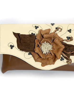 Plic din piele naturala caramel si capac crem, cu floare aplicata