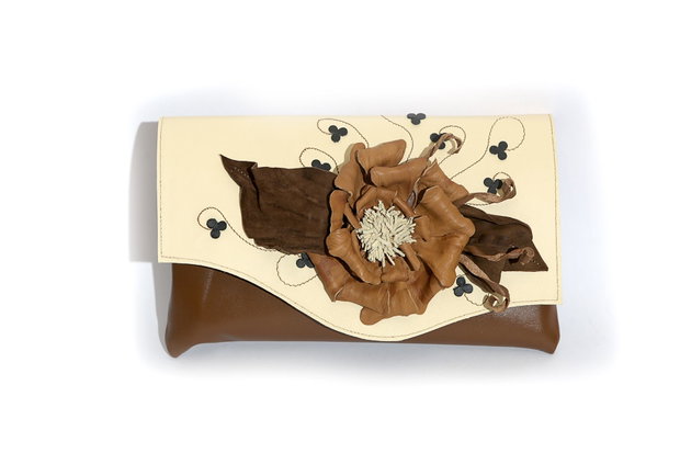Plic din piele naturala caramel si capac crem, cu floare aplicata