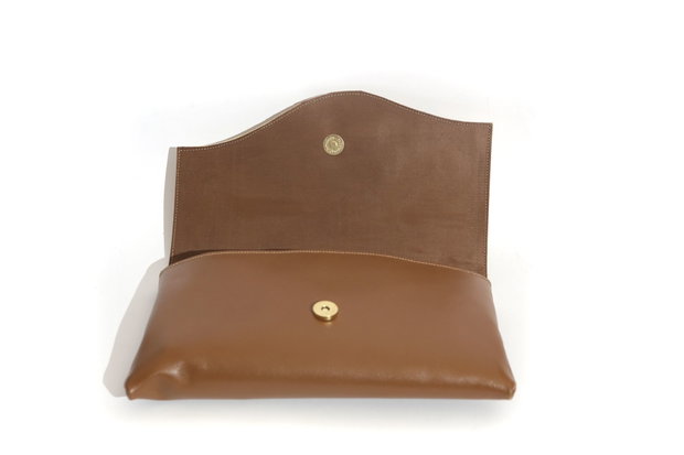 Plic din piele naturala caramel si capac crem, cu floare aplicata