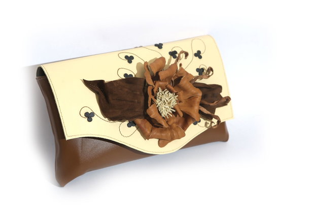 Plic din piele naturala caramel si capac crem, cu floare aplicata